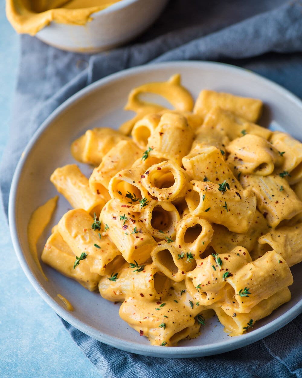 10 Easy Vegan Pasta Recipes. Vegan Pumpkin Mac and Cheese. mac and cheese food photography.