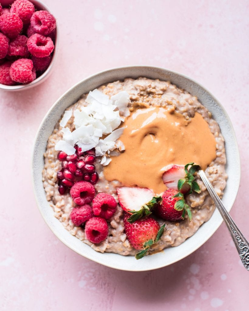 farina d'avena istantanea con burro d'arachidi e fragole