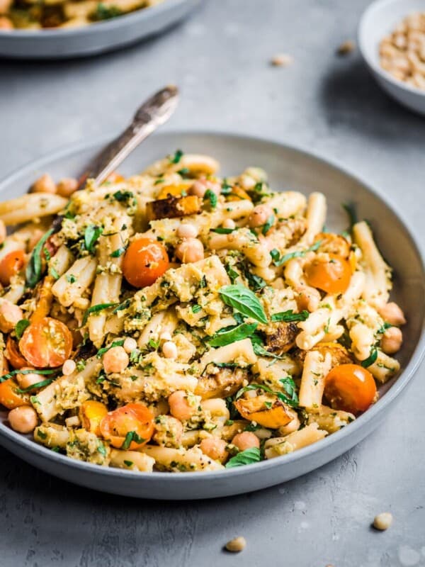 zucchini pesto pasta with tomatoes in bowl