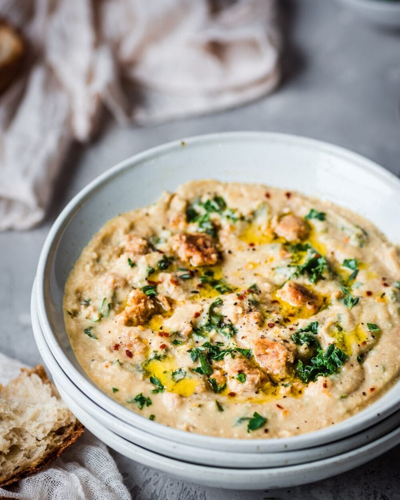 Soupe crémeuse de chou-fleur végétalien avec saucisse et chou frisé