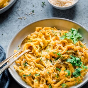 One-Pot Pumpkin Pasta (Vegan Pumpkin Alfredo)