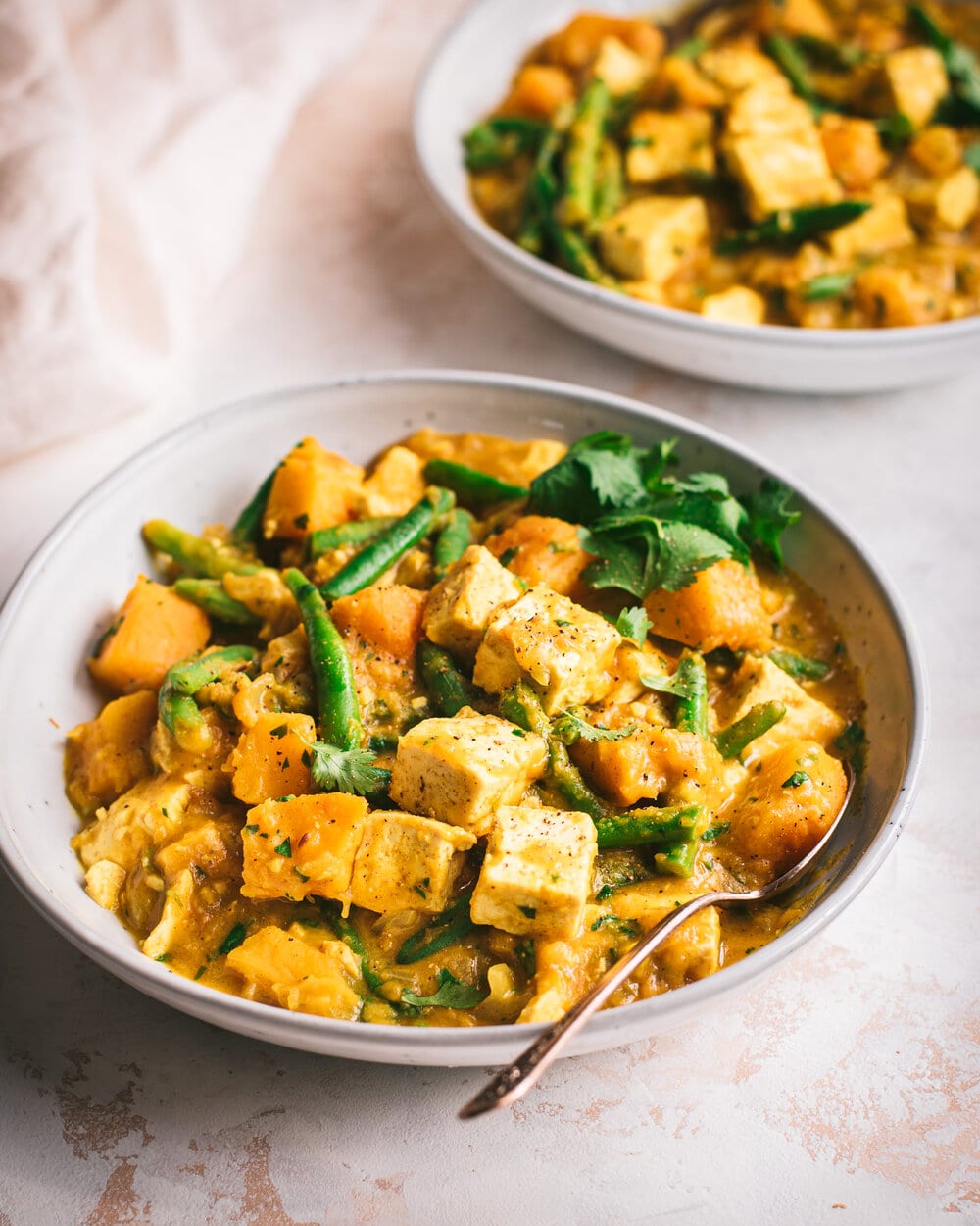 Vegansk græskarcurry med tofu. Indisk græskarcurry med tofu, kokosmælk og grønne bønner.