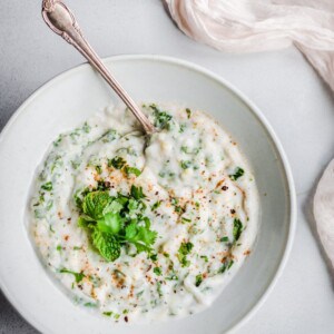 vegan raita in bowl. vegan indian yogurt dip in bowl.