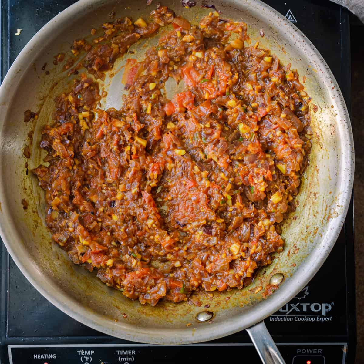 cooked tomato masala in frying pan