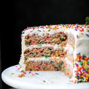 https://rainbowplantlife.com/wp-content/uploads/2022/11/vegan-funfetti-cake-300x300.jpg