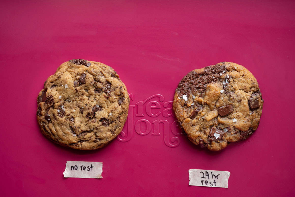 baked cookie with "no rest" label next to baked cookie with "24 hr rest" on a baking sheet.